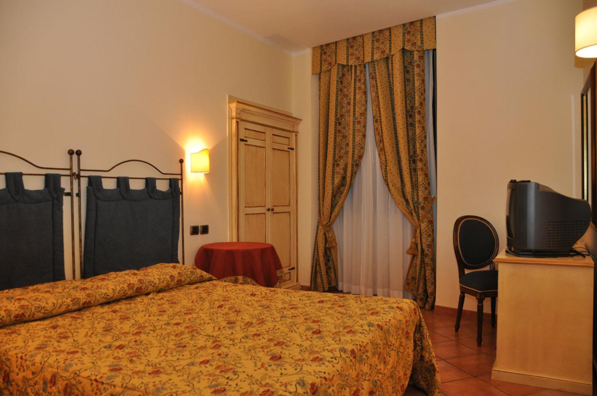 Hotel Urbano V Montefiascone Buitenkant foto