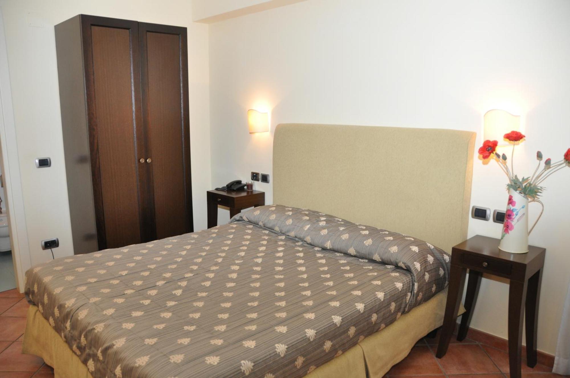 Hotel Urbano V Montefiascone Buitenkant foto
