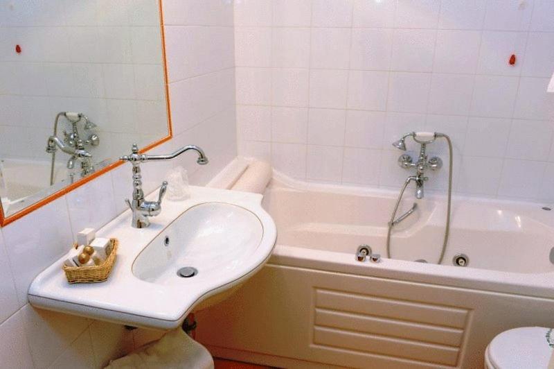 Hotel Urbano V Montefiascone Kamer foto
