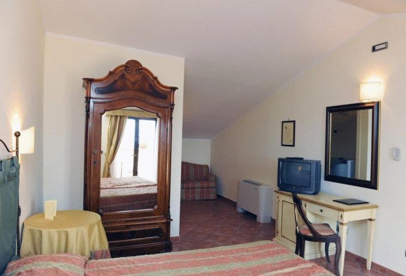 Hotel Urbano V Montefiascone Kamer foto